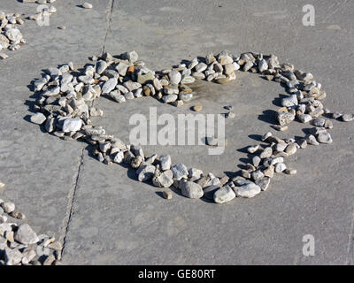 Herz der Felsen am Strand von Piran, Slowenien. Herz besteht aus verschiedenen Gesteinen, die es ganz besonderes Aussehen. Zeichen der Liebe auf den Boden. Stockfoto