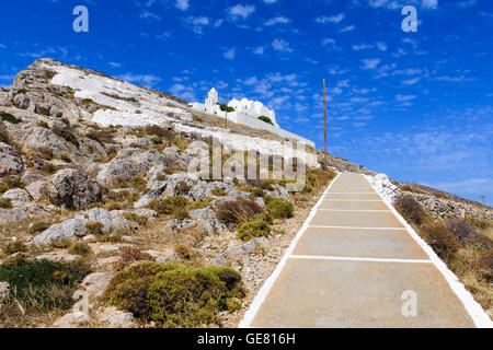 Ein steiler Zick-Zack-Weg führt zur Kirche Panagia oberhalb der Chora, Folegandros, Kykladen, Griechenland Stockfoto