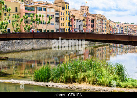 Menschen die Fußgängerzone nur Pont de Sant Feliu überqueren den Fluss Onyar, Girona, Katalonien, Spanien Stockfoto