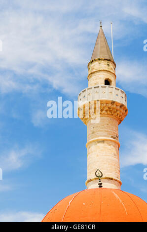 Detail der Defterdar Moschee gewölbte Dach und Minarett in Plateia Eleftherias, Kos-Stadt, Dodekanes, Griechenland Stockfoto