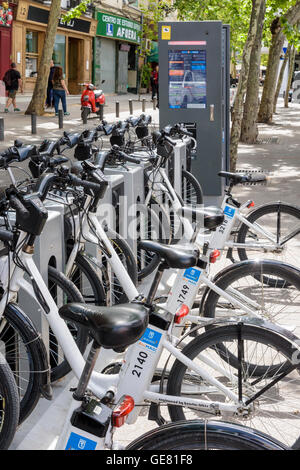 Eine Bike-Station von Madrids Elektro-Bike sharing-System, Madrid, Spanien Stockfoto