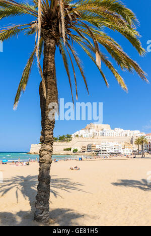 Papa Luna Schloss und der Altstadt mit Blick auf die Personen, die Sonne am Strand Playa Norte, Peniscola, Spanien Stockfoto