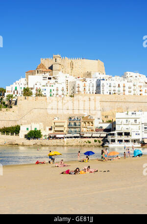 Papa Luna Schloss und Altstadt mit Blick auf Menschen genießen die späte Nachmittagssonne auf Playa Norte, Peniscola, Spanien Stockfoto