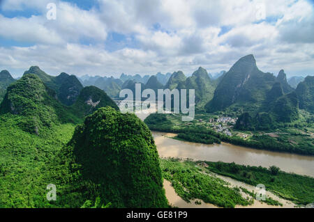 Li-Fluss und Blick auf die Berge von Laozhai Shan Berg, Xingping, autonome Region Guangxi, China Stockfoto