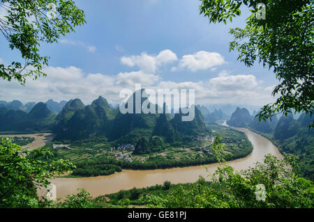 Li-Fluss und Blick auf die Berge von Laozhai Shan Berg, Xingping, autonome Region Guangxi, China Stockfoto