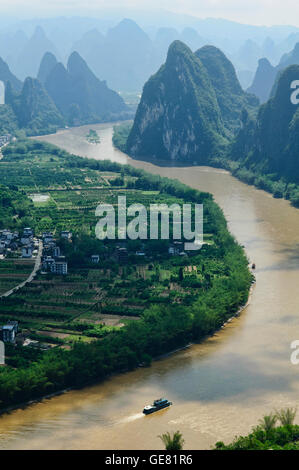 Li-Fluss und Blick auf die Berge von Laozhai Shan Berg, Xingping, autonome Region Guangxi, China Stockfoto