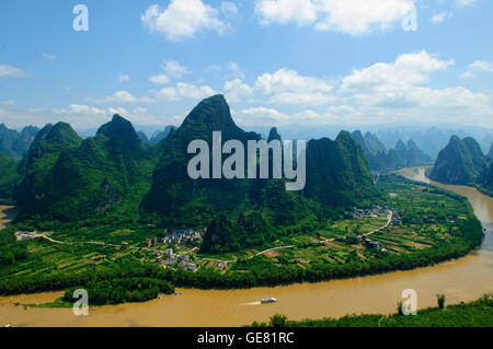 Li-Fluss und Blick auf die Berge von Laozhai Shan Berg, Xingping, autonome Region Guangxi, China Stockfoto