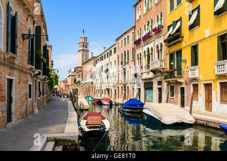 Kanal-Szene mit Blick auf die Santa Maria dei Carmini Campanile entlang dem Rio de San Barnaba, Dorsoduro, Venedig, Italien Stockfoto