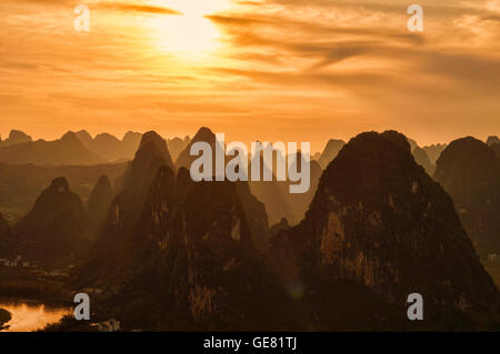 Blick auf den Sonnenuntergang vom Laozhai Shan Berg, Xingping, Guangxi autonome Region, China Stockfoto