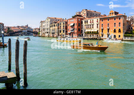 Venezianische Taxiboote entlang des Canal Grande, San Marco, Venedig, Italien Stockfoto