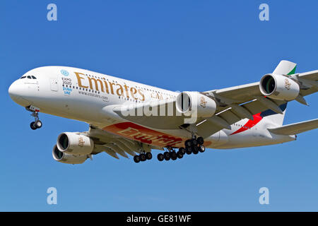 Emirate, Airbus A 380-861, super Jumbo Jet A6-EWR, Flug EK151 im Endanflug zum Flughafen Kopenhagen Kastrup, Dänemark von Dubai. Stockfoto