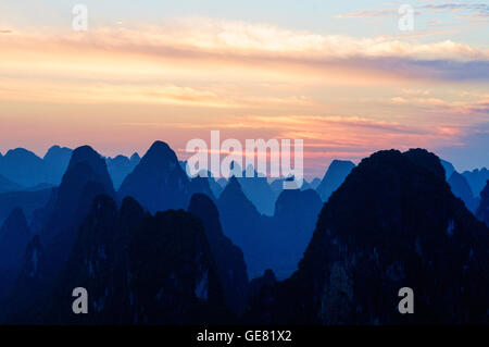 Spektakulären Blick auf die Berge von Laozhai Shan Berg, Xingping, autonome Region Guangxi, China Stockfoto