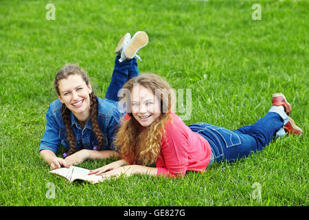 zwei Freundinnen, ein Buch zu lesen Stockfoto