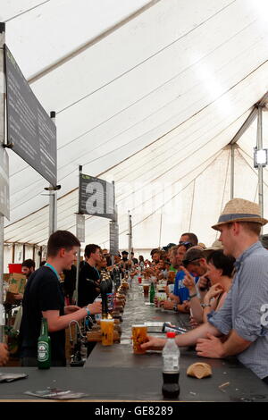 Festivalbesucher Warteschlange für einen Drink im Real Ale Bierzelt auf dem Bluedot-Festival statt, bei Jodrell Bank in der Nähe von Manchester, UK-Engl Stockfoto