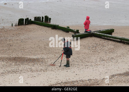 Metalldetektor Dectectorist am Strand von Clacton auf Sea, Essex Stockfoto