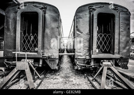 Zwei alte vintage Personenverkehr Autos sitzen auf Titel Seite an Seite eine Moody, nostalgische & historische Atmosphäre in Schwarz & Weiß Stockfoto