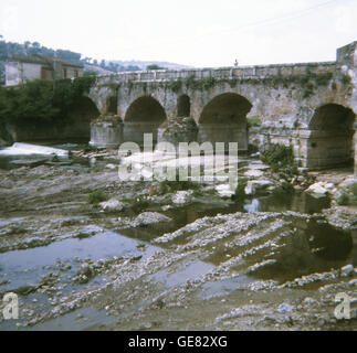 Diese Brücke am Benevento (alte Benevent) in Süditalien, in der Region Kampanien, genannt hat noch eine Brücke, bekannt als Ponte Leproso, das heute und bis in römische Zeiten verwendet wird. Die Öffnungen oben in der Brückenkonstruktion erlauben extra Wasser durchfließen in Zeiten von Hochwasser. Die Brücke war auf der berühmten und gut Via Appia (Via Appia), die von Brindisi (alte Brundisium) nach Rom führte. Die Brücke überquert th Sabato Fluss und gilt als ein Meisterwerk der römischen Technik und Einfallsreichtum. Dieses Foto wurde im Sommer 1970. Stockfoto