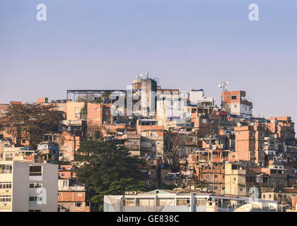 Fragile Wohn-Konstruktionen der Favela in Rio De Janeiro Cantagalo. Stockfoto