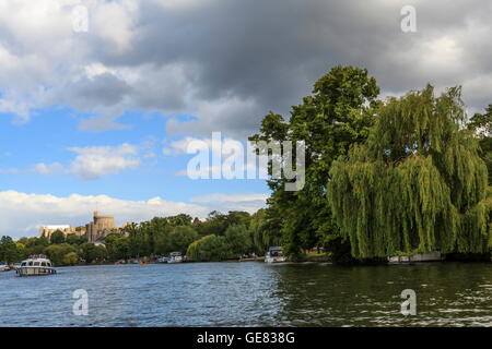 Windsor Castle von der Themse aus gesehen Stockfoto