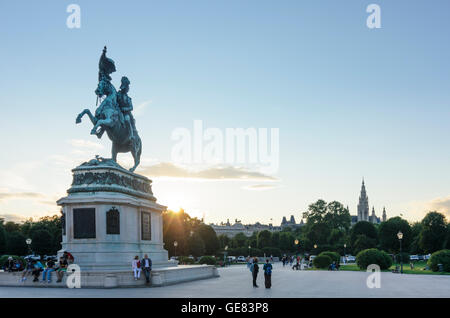 Wien, Wien: Equestrian Statue von Erzherzog Karl am Heldenplatz bei Sonnenuntergang, im Hintergrund das Rathaus, Österreich, Wien, 01. Stockfoto