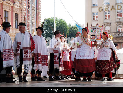 Mitglieder der Folk Gruppe Kolo von Donja Bebrina, Kroatien bei der 50. internationalen Folklore-Festival in Zagreb, Kroatien Stockfoto