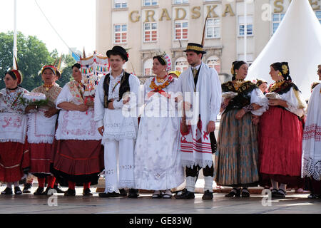 Mitglieder der Folk Gruppe Kolo von Donja Bebrina, Kroatien bei der 50. internationalen Folklore-Festival in Zagreb, Kroatien Stockfoto