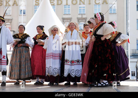 Mitglieder der Folk Gruppe Kolo von Donja Bebrina, Kroatien bei der 50. internationalen Folklore-Festival in Zagreb, Kroatien Stockfoto