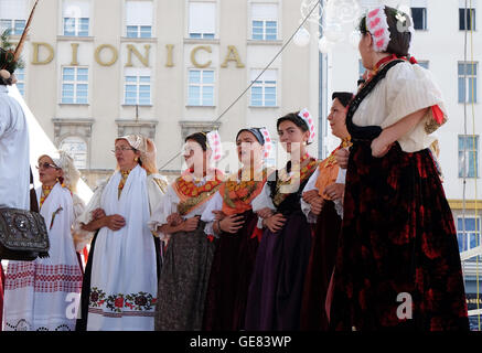 Mitglieder der Folk Gruppe Kolo von Donja Bebrina, Kroatien bei der 50. internationalen Folklore-Festival in Zagreb, Kroatien Stockfoto