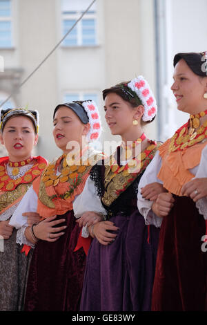 Mitglieder der Folk Gruppe Kolo von Donja Bebrina, Kroatien bei der 50. internationalen Folklore-Festival in Zagreb, Kroatien Stockfoto