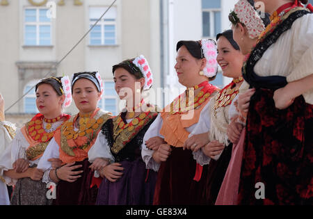 Mitglieder der Folk Gruppe Kolo von Donja Bebrina, Kroatien bei der 50. internationalen Folklore-Festival in Zagreb, Kroatien Stockfoto