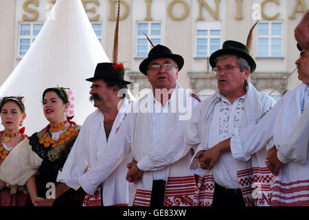 Mitglieder der Folk Gruppe Kolo von Donja Bebrina, Kroatien bei der 50. internationalen Folklore-Festival in Zagreb, Kroatien Stockfoto