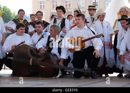 Mitglieder der Folk Gruppe Kolo von Donja Bebrina, Kroatien bei der 50. internationalen Folklore-Festival in Zagreb, Kroatien Stockfoto