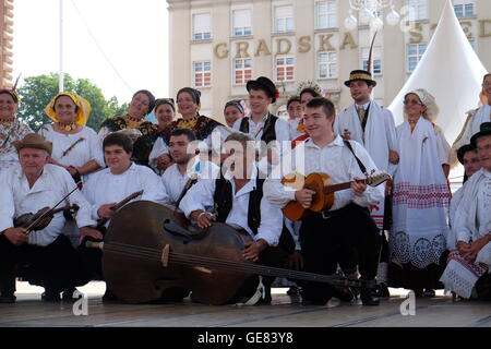 Mitglieder der Folk Gruppe Kolo von Donja Bebrina, Kroatien bei der 50. internationalen Folklore-Festival in Zagreb, Kroatien Stockfoto