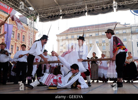 Mitglieder der Folk Gruppe Kolo von Donja Bebrina, Kroatien bei der 50. internationalen Folklore-Festival in Zagreb, Kroatien Stockfoto