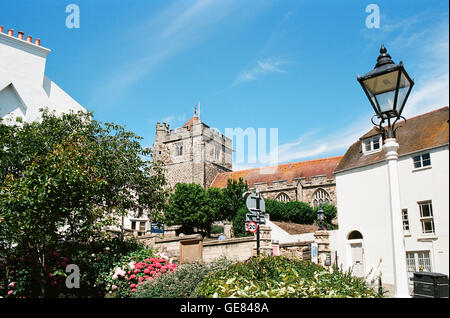 Altstadt von Hastings, East Sussex, UK, mit St Clements Kirche im Sommer Stockfoto