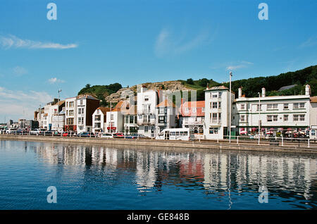 Hastings Altstadt Häuser direkt am Meer, mit Reflexionen in den See mit Booten, East Sussex, UK Stockfoto