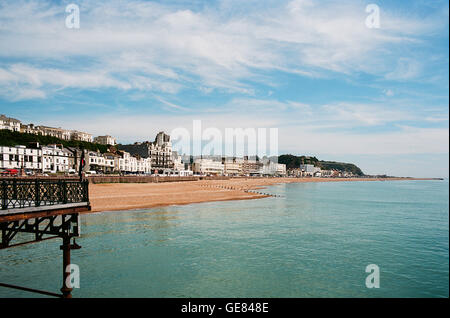 Hastings Strandpromenade vom Pier, Blick nach Osten in Richtung der Stade Stockfoto