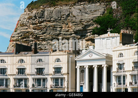 Pelham Halbmond in Hastings Seafront, East Sussex UK, mit St Mary in der Schlosskirche Stockfoto