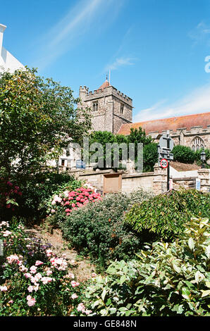 Hastings Altstadt, East Sussex, UK, mit St Clements Kirche und Gärten Stockfoto