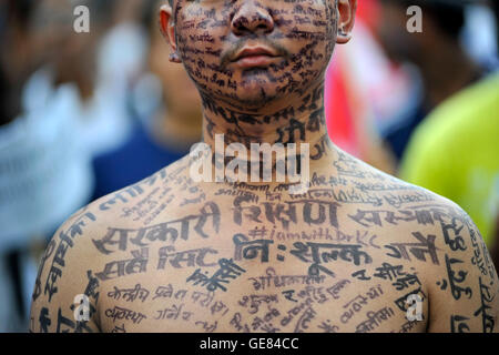 Kathmandu, Nepal. 23. Juli 2016. Nepalesische bildender Künstler aus Artree Nepal Durchführung bildenden Kunst Protest "Kultur des Schweigens" während Solidarität zu Prof. Dr. Govinda KC in Kathmandu, Nepal am 23. Juli 2016. Nepalesen zeigt Plakate mit eine schriftliche Nachricht, "Ich bin mit Dr. Govinda KC". Nepalesischen Jugendlichen startete eine Kampagne in den sozialen Medien zur Unterstützung von Dr. Govinda KC mit Hashtag #IamwithDrKC beim buchen in Facebook oder Twitter. Bildnachweis: Narayan Maharjan/Pacific Press/Alamy Live-Nachrichten Stockfoto