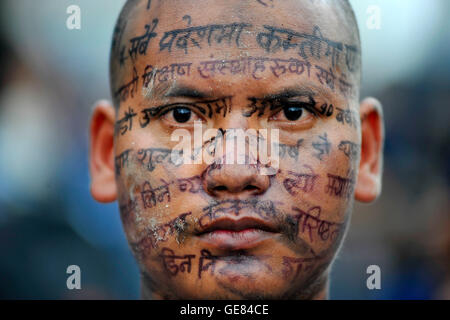 Kathmandu, Nepal. 23. Juli 2016. Ein Porträt des nepalesischen bildender Künstler aus Artree Nepal Durchführung bildenden Kunst Protest "Kultur des Schweigens" während Solidarität zu Prof. Dr. Govinda KC in Kathmandu, Nepal am 23. Juli 2016. Nepalesen zeigt Plakate mit eine schriftliche Nachricht, "Ich bin mit Dr. Govinda KC". Nepalesischen Jugendlichen startete eine Kampagne in den sozialen Medien zur Unterstützung von Dr. Govinda KC mit Hashtag #IamwithDrKC beim buchen in Facebook oder Twitter. Bildnachweis: Narayan Maharjan/Pacific Press/Alamy Live-Nachrichten Stockfoto