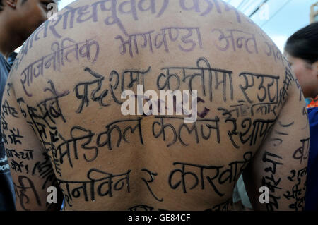 Kathmandu, Nepal. 23. Juli 2016. Nepalesische bildender Künstler aus Artree Nepal Durchführung bildenden Kunst Protest "Kultur des Schweigens" während Solidarität zu Prof. Dr. Govinda KC in Kathmandu, Nepal am 23. Juli 2016. Nepalesen zeigt Plakate mit eine schriftliche Nachricht, "Ich bin mit Dr. Govinda KC". Nepalesischen Jugendlichen startete eine Kampagne in den sozialen Medien zur Unterstützung von Dr. Govinda KC mit Hashtag #IamwithDrKC beim buchen in Facebook oder Twitter. Bildnachweis: Narayan Maharjan/Pacific Press/Alamy Live-Nachrichten Stockfoto