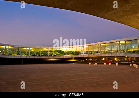 Morgendämmerung auf das Rolex Learning Center, École Polytechnique Fédérale de Lausanne, EPFL, Lausanne, Schweiz Stockfoto