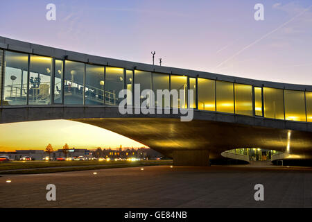 Morgendämmerung auf das Rolex Learning Center, École Polytechnique Fédérale de Lausanne, EPFL, Lausanne, Schweiz Stockfoto