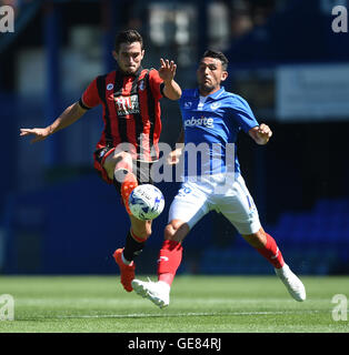 AFC Bournemouth Lewis Cook (links) und Portsmouth Gary Roberts während der Vorsaison Freundschaftsspiel im Fratton Park, Portsmouth. Stockfoto