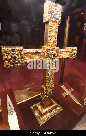 Wien, Wien: Schatzkammer in der Hofburg: Reichskleinodien des Heiligen Römischen Reiches: das Imperium zu überqueren, Österreich, Wien, 01. Stockfoto