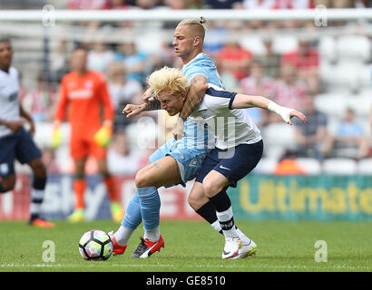 Preston North End Ben Pringle und Stoke City Marko Arnautovic (rechts) Kampf um den Ball während der Vorsaison Freundschaftsspiel in Deepdale, Preston. Stockfoto