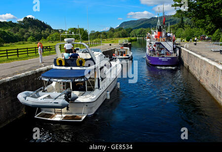 Schiff-Verkehr in der Dochgarroch Sperre, Caledonian Canal, Dochgarroch, Inverness-Shire, Schottland, Großbritannien Stockfoto