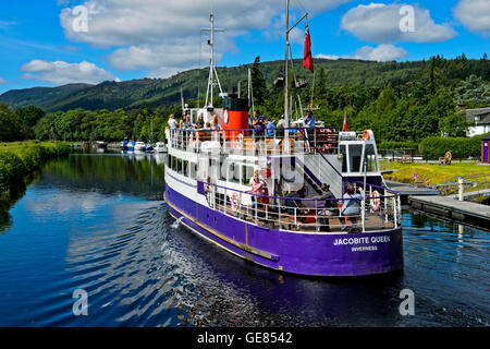 Ausflug Schiff Jacobite Queen auf dem kaledonischen Kanal in Richtung Loch Ness in der Nähe von Dochgarroch, Schottland, Großbritannien Stockfoto