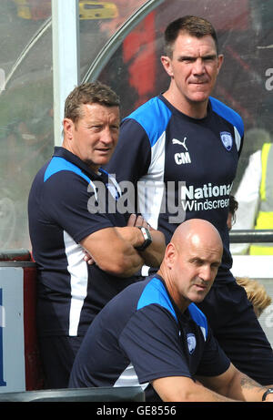 Chesterfield-Manager Danny Wilson (links) während der pre-Season friendly match bei Manor Neuland, Ilkeston. Stockfoto